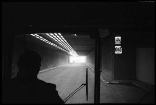 Arlberg: Busdurchfahrt durch Tunnel [bei der Eröffnung des Arlberg-Straßentunnels]