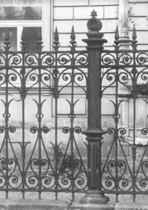 Dresden-Neustadt, Radeberger Straße 11. Wohnhaus (1862). Einfriedung (Teilansicht)