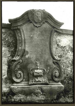 Friedhof. Grabstein des Pfarrers J. Barth. Klutsch, 1759