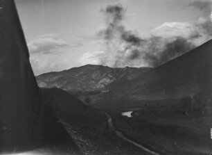 Tal des Kızılırmak : Blick aus dem Zugfenster auf das Flusstal des Kızılırmak.