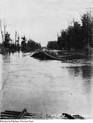USA, Mississippi River, Hochwasser, Railway bridge washed away by water from an break in the Mississippi River levees