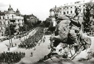 Deutsche Kriegsgefangene auf dem Marsch durch Kiew. Blick vom Bohdan-Chmelnyzkyj-Denkmal (1888; M. O. Mikeschin)