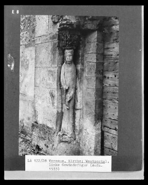 Statue einer Frau mit Krone in langem Gewand