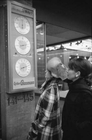 Wetterstation des Optikergeschäfts Bassmann am Karlsruher Marktplatz