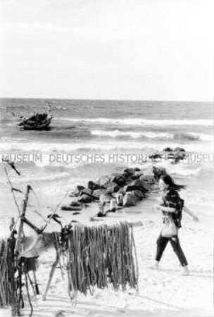 Urlauberin am Strand von Zingst