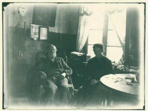 Ernestine Louise und Johann Traugott in der Stube ihres Hauses in Rummelsburg