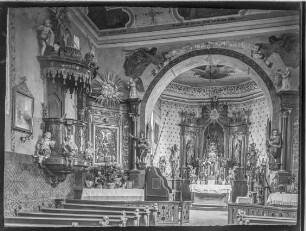Pfarrkirche, Hochaltar mit linkem Seitenaltar und Kanzel