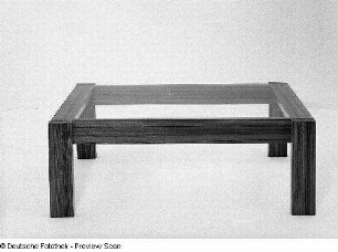 Leipziger Herbstmesse 1981. Couchtisch mit Glasplatte
