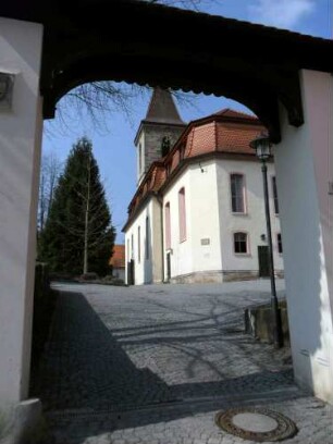 Kirchhof im Norden von Osten nach Westen durch Zugangstor-Kirche im Kern Gotisch-Langhaus 1783 im Markgrafenstil neu erbaut