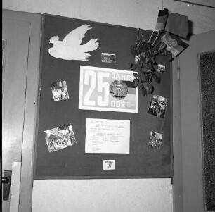 Wandzeitung zum Thema "25 Jahre DDR". Roßwein, VEB Filzschuhfabrik (ehemals PGH Morgenrot)