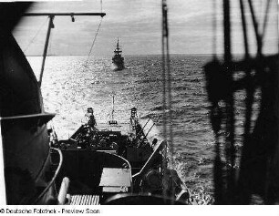 Deutschland . Nationale Volksarmee - Seestreitkräfte. Kampfschiffe in Kiellinie, Blick von Bord auf Gischt der Heckwelle und ein folgendes Schiff