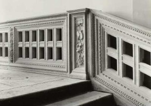 Dresden. Gemäldegalerie Alte Meister, Treppengeländer : Dresden-Altstadt. Gemäldegalerie Alte Meister (1847/54; G. Semper begonnen, 1955/56 Wiederaufbau; M. Zimmermann, A. Frenzel). Sandstein-Geländer (Kopie nach 1945) mit Reliefzier am Treppenaufgang