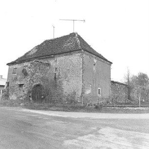 Pomßen (Parthenstein-Pomßen). Schloßanlage (16./19. Jh.). Nachtwächterhaus an der Schlossmauer