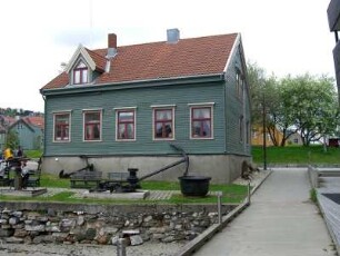 Tromsö: Altes Holzhaus am Hafen