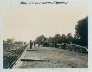 Foto einiger Frauen beim Materialverladen in einem Pionierpark