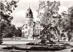 Detmold Residenzschloss mit Blick auf das Denkmal von Ernst zur Lippe-Biesterfeld. Ansichtskarte. Detmold. um 1960. Stadtarchiv Detmold Bildarchiv BA Nr. 3728