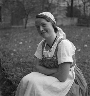 Junge Frau in Wachauer Arbeitstracht