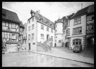 Haus der vier Gekrönten, Grafschaftsmuseum bzw. ehemaliges Rathaus mit Treppe,Turm und Vorplatz, Behörde und Schuhwaren Karl Dreßler (im Vordergrund Baustelle LZB Gebäude)