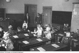 Radeburg, Berbisdorf, Hauptstraße 26. Berbisdorfer Schule (POS Berbisdorf), u.a. Einschulung, Zuckertüte, Zuckertütenbaum, 1952