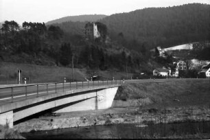 Schenkenzell: Kinzigbrücke der B 294 und Burg Schenkenzell (Schenkenburg)
