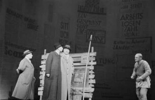 Szenenbilder aus "Der gute Mensch von Sezuan" von Bertolt Brecht unter der Mitarbeit von Ruth Berlau und Margarete Steffin. Berliner Ensemble 1957