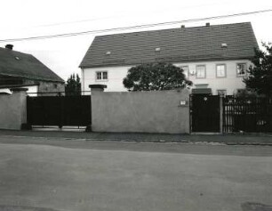 Radebeul, Serkowitzer Straße 27. Ehemaliger Bauernhof. Wohnstallhaus (bezeichnet 1882)