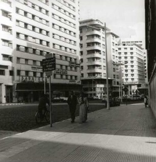 Casablanca, Marokko. Straßenbild mit modernen Wohnbauten