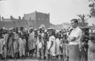 Menschenansammlung : Menschenansammlung in Kano. Im Vordergrund ein Europäer.