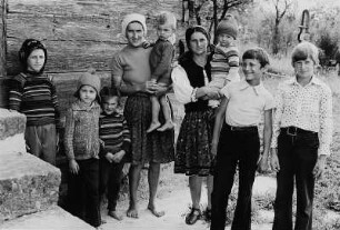 Zwei Frauen mit Kindern