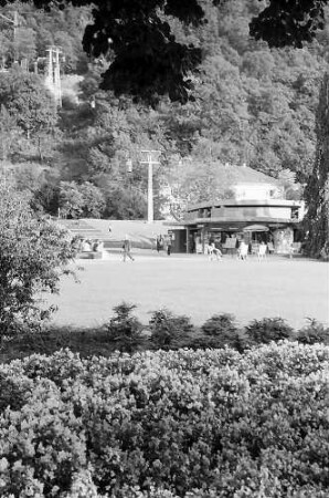 Freiburg: Talstation der Schlossbergbahn im Stadtgarten