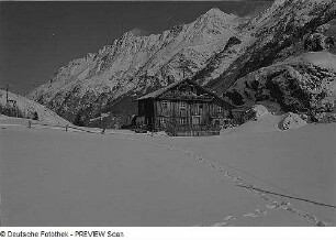 Ötztaler Alpen. Gebäude in einem Tal