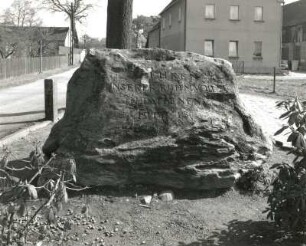 Denkmal für die Gefallenen des 1. Weltkrieges : Denkmal für die Gefallenen des 1. Weltkrieges. Braunkohlenquarzit (ab 1918). Schönteichen-Biehla, Bergstraße