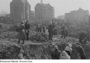 Eine große Gruppe von Personen arbeitet auf der Baustelle Chausseehaus