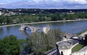 Avignon - Historische Brücke : Blick auf die Rhône und die historische Brücke. Aufgenommen 2001 in Avignon