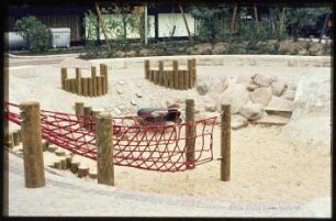 Sandkasten auf dem Außengelände der Autobahnüberbauung Schlangenbader Straße