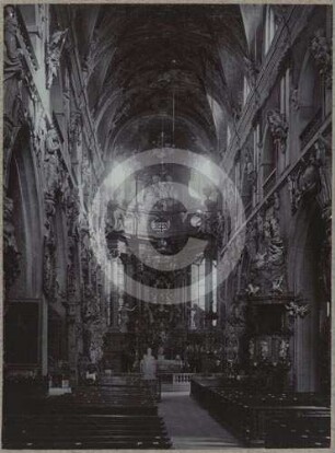 Mittelschiff der katholischen Pfarrkirche Glatz nach O