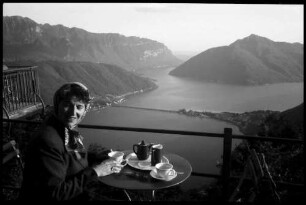 San Salvatore: Terrasse auf dem San Salvatore, mit Spitzli, Hintergrund See