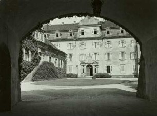 Baden-Baden, Neues Schloss, Ansicht des Hauptbaues durch das Schlosstor über den Hof hinweg