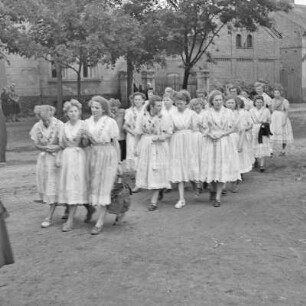 Grundsteinlegung für einen Schule in Briesen. Junge Frauen in festlicher Spreewaldtracht. : Połoženje zakładneho kamjenja za šulu w Brjazynje. Młode žony w Błótowskej swjedźenskej drasće.