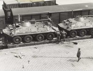 Verladung von Militärtechnik der 1. Gardepanzerarmee im Güterbahnhof Dresden-Neustadt. Soldaten verkeilen Funkstation (mit Schützenpanzerwagen als Basisfahrzeug) auf einem Flachwagen : Dresden-Neustadt. Verladung von Militärtechnik der 1. Gardepanzerarmee im Güterbahnhof Dresden-Neustadt. Soldaten verkeilen Funkstation (mit Schützenpanzerwagen als Basisfahrzeug) auf einem Flachwagen