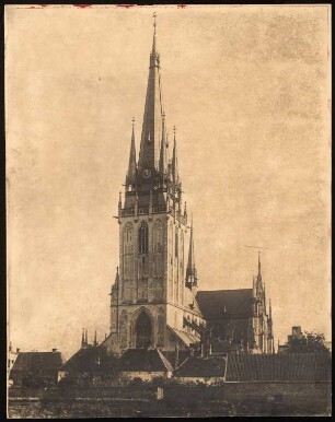 Kirche St. Willibrord, Wesel: Ansicht von Süd-Westen mit dem Westportal und dem Turm