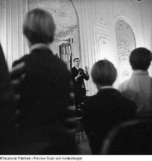 Knabenchor Dresden. Probe unter Chorleiter Manfred Winter in der EOS (Gymnasium) "Romain Rolland", 1973.12. & Probe mit den Solisten des Knabenchores Dresden, am Flügel Chorleiter Manfred Winter