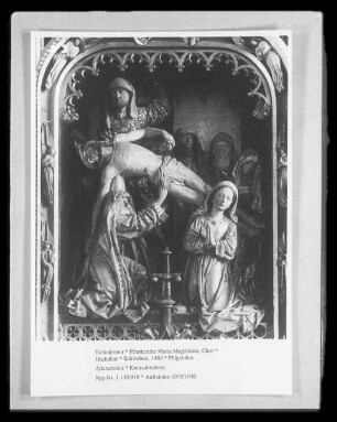 Hochaltar — Altar in geöffnetem Zustand: Szenen aus der Passion Christi — Altarschrein — Kreuzabnahme