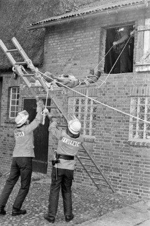Feuerwehr: Feuerwehrleute üben einen Rettungseinsatz