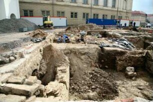 Dresden-Altstadt. Neumarkt. Ausgrabungen vor Baubeginn im Quartier VIII. Freigelegte Keller. Blick zum Johanneum