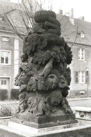 Dresden-Gruna. Gartenheimsiedlung. Brunnen mit Putten und Vögeln zwischen Zweigen (1926/1927; Sandstein)