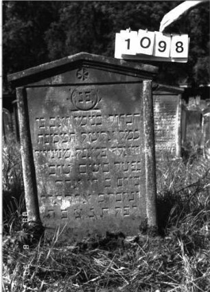 Grabstein 1098 (Index: 100098771) Maße HxBxT: 112x65x7 cm Symbolik: Rosette, Trauerkranz: Grabstein 1098