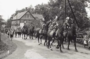 Festzug. Nr. 9: Kavallerie-Gruppe (Vorhut in historisierenden Uniformen)
