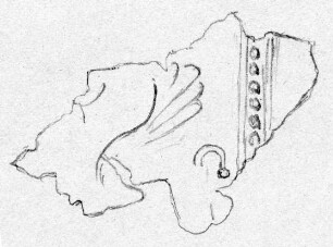 Fragment eines dünnen Blechs, wahrscheinlich eines Diadems oder Gürtels, ... Von der Darstellung ist eine sitzende Sphinx z. T. erhalten