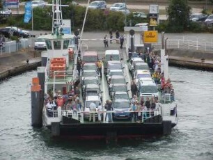 Warnemünde - Autofähre : Eine beladene Autofähre liegt am Ufer. Aufgenommen am 24. Juli 2010 in Rostock-Warnemünde